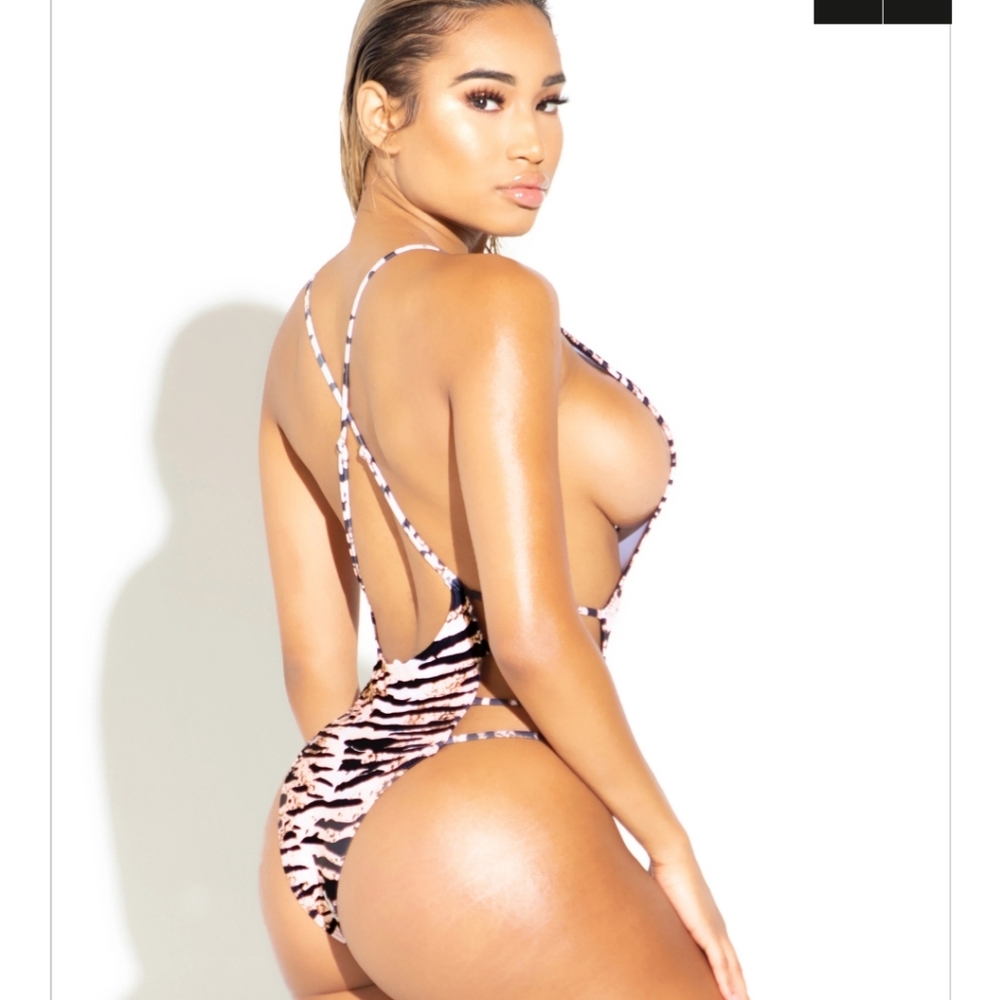 ***SOLD**One piece swimsuit tiger print - Picture 2 of 2